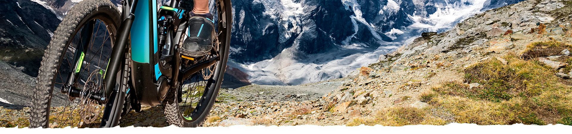 persona en una rutas con bicicletas electricas en una escarpada de piedras con montañas